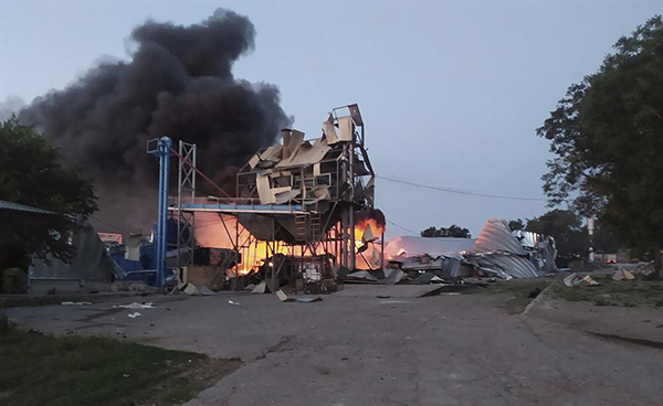 Una foto muestra una terminal de granos dañada de una empresa agrícola en la región de Odesa, en el sur de Ucrania.
