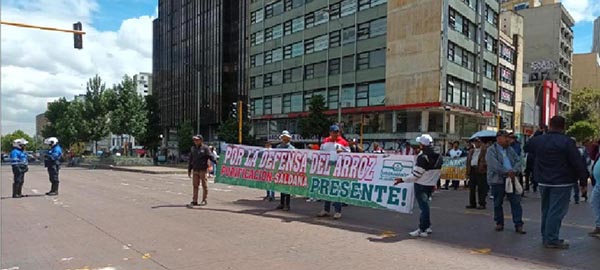 Continúan las labores de rescate para encontrar a las personas que quedaron atrapadas tras el desbordamiento.