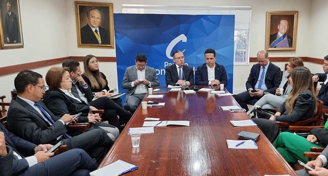 El Partido Conservador lanzó la contrarreforma laboral que prepara para que el recargo dominical sea del 100%.