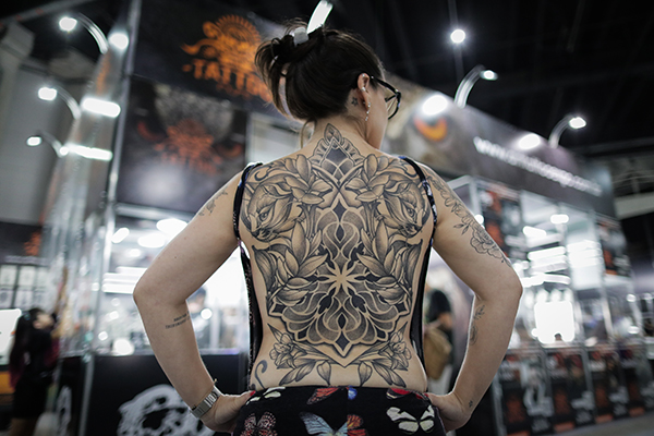 Una mujer exhibe un tatuaje en su espalda durante la IX Semana del Tatuaje (IX Tattoo Week) en Río de Janeiro (Brasil). EFE/André Coelho