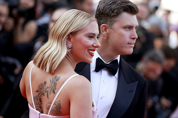 La actriz Scarlett Johansson luciendo un tatuaje en su espalda, junto a su pareja Colin Jost EFE/EPA/GUILLAUME HORCAJUELO