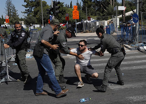 Oficiales de seguridad y manifestantes antigubernamentales bloquean la carretera que conduce al enfrentamiento en la Knesset israelí durante una protesta.