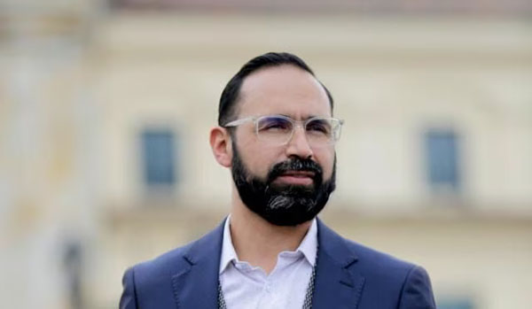 Según su hoja de vida, Camacho es profesional en ingeniería eléctrica, licenciado en física, magíster en administración de la energía y fuentes renovables.