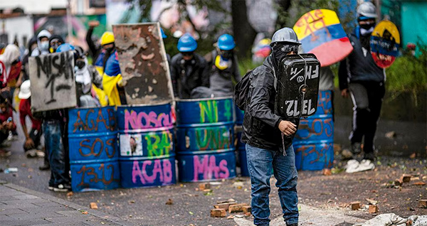 Miembros de la 'primera línea' durante las protestas del 2021 tras la propuesta de reforma tributaria del antiguo ministro de Hacienda Alberto Carrasquilla. 