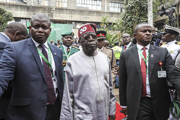 El presidente de Nigeria Bola Ahmed Tinubu camina tras una foto de grupo durante ceremonia en la quinta reunión de la Unión Africana.