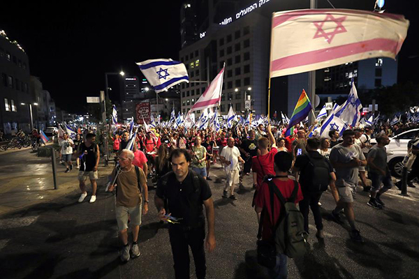 Manifestantes antigubernamentales marchan durante una protesta contra la reforma judicial israelí, en Tel Aviv.