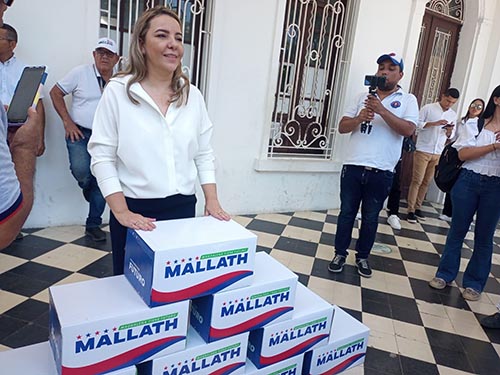 Mallath Martínez, en la sede de la Registraduría Nacional tras inscribir su candidatura a la Gobernación del Magdalena. 