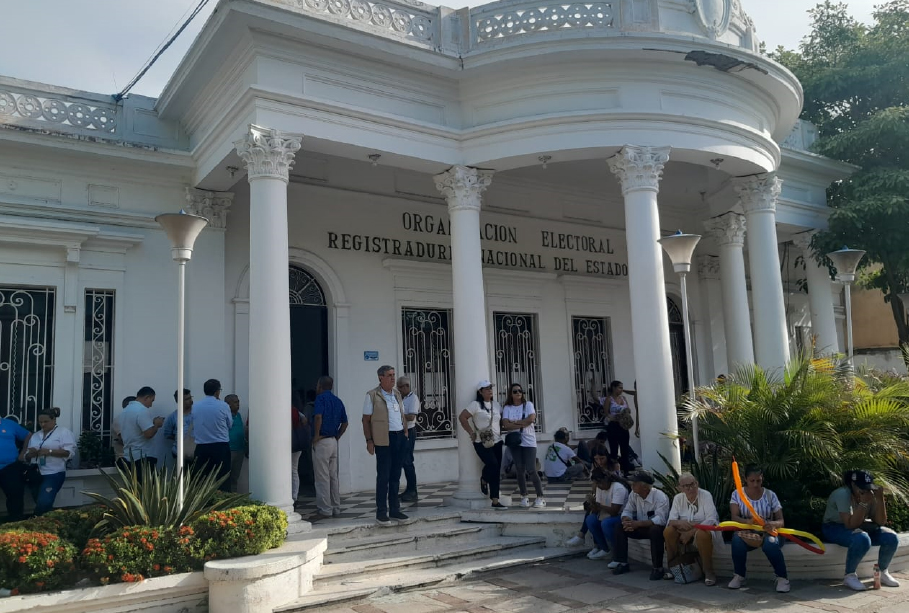 Así de esta forma, congestionada, estuvo la registraduría al cierre de las inscripciones de candidatos, jornada que se cerró a las 5 de la tarde, pero se extendió hasta aproximadamente las 12 de la noche por la gran cantidad de candidatos a inscribirse y por problemas en el sistema.