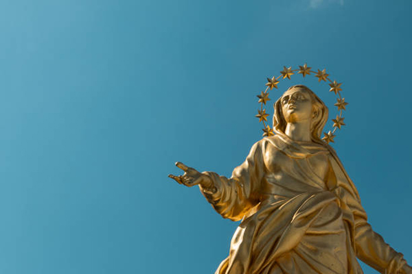La inauguración de la gigantesca estatua, de tres metros de ancho y fundida en bronce, fue inspirada en la estatua de 8,5 metros de altura de “Nuestra Señora del Líbano”, ubicada en la localidad libanesa de Harisa.