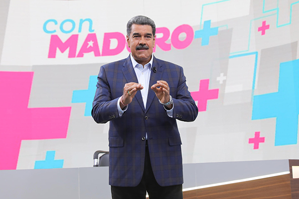 Fotografía cedida por Prensa Miraflores en la que se observa al presidente venezolano, Nicolás Maduro en su programa de televisión “Con Maduro +”, en Caracas, Venezuela. El presidente de Venezuela, Nicolás Maduro, aseguró que en el país existe un consenso “poderoso” contra las sanciones económicas internacionales, especialmente las impuestas por Estados Unidos, luego de que, en los últimos días, empresarios y políticos pidiesen el levantamiento de estas restricciones. (Foto EFE/ Prensa Miraflores)