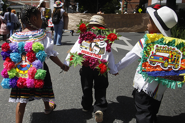 Unos 1.900 niños silleteros desfilaron por las calles de Medellín para darle la bienvenida a la edición de la feria y rendir tributo a sus tradiciones cargando pequeños y coloridos arreglos flores en su espalda. (Foto EFE/Luis Eduardo Noriega A.)