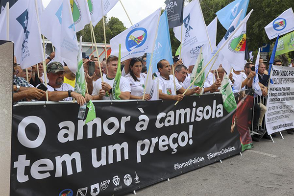 Fotografía de la manifestación de policías convocada ayer miércoles, ante el Palacio de Belém, donde ha sido recibido el papa Francisco por el presidente de Portugal, Marcelo Rebelo de Sousa, ante miles de fieles en Lisboa, Portugal. Varias decenas de agentes de seguridad portugueses se manifestaron ante el papa Francisco a su llegada a Lisboa para denunciar la precariedad laboral de su sector y pedir que rece por ellos, ya que, aseguran, “prácticamente lo que queda es fe”. (Foto EFE/ Carlota Ciudad)