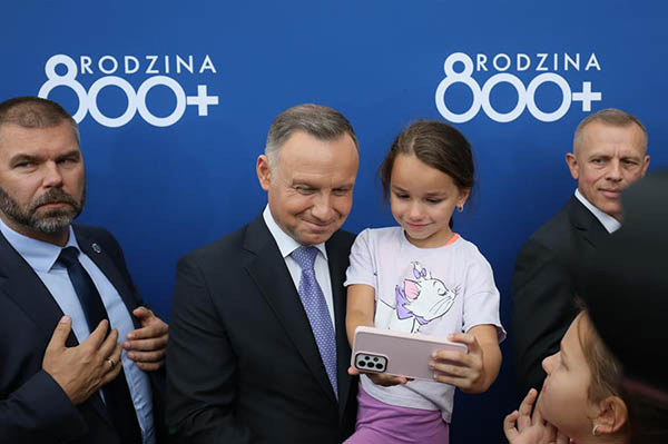 El presidente polaco Andrzej Duda posa para una foto con sus seguidores durante un picnic familiar en Tarczyn, Polonia central.