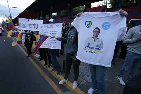 Simpatizantes del candidato a la presidencia Fernando Villavicencio salen a las calles proclamándolo como ‘eterno presidente’.