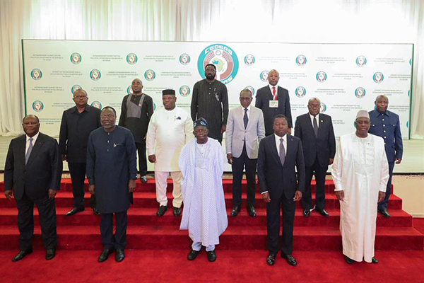 Bola Ahmed Tinubu y los líderes de la Comunidad Económica de los Estados de África Occidental se reúnen para discutir la situación política en Níger, Nigeria.