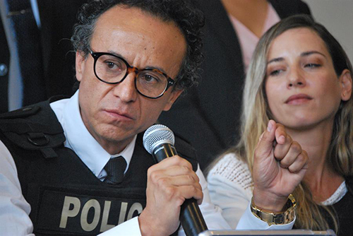 El periodista Christian Zurita en una rueda de prensa en Quito arremete contra el Consejo Nacional Electoral.