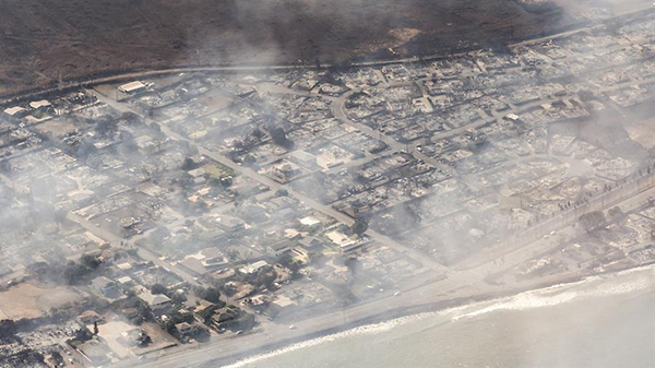 Vista aérea de los edificios dañados en Lahaina, Hawái, como consecuencia del gran incendio forestal.