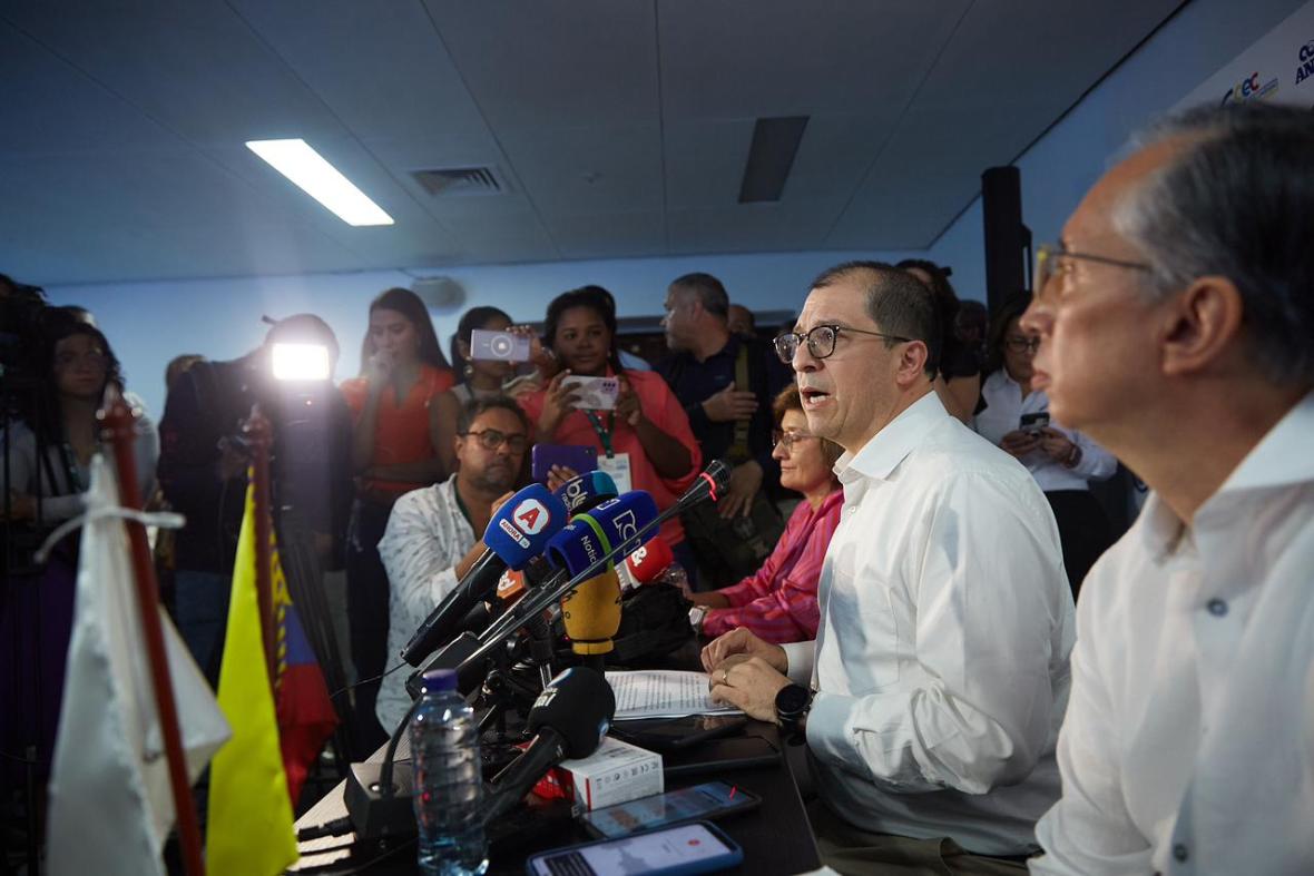 El fiscal dijo que habrían creado una empresa criminal para entregar más de 80 mil millones de pesos en sobornos en Colombia.