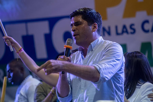 El aspirante a la presidencia, Otto Sonnenholzner, cierra su campaña electoral con un mitin.