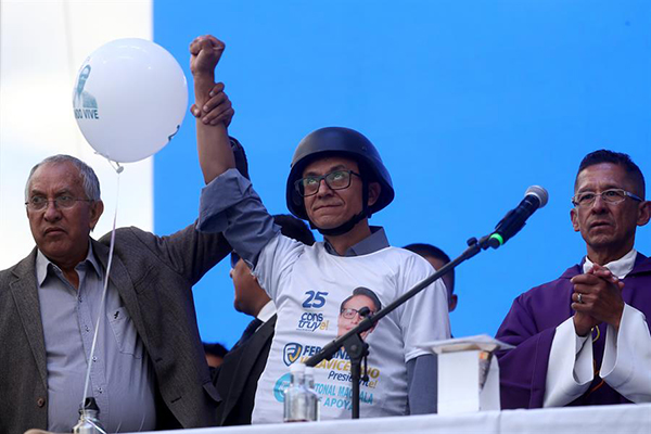 Simpatizantes se manifiestan a favor del candidato, Christian Zurita, reemplazante del asesinado Fernando Villavicencio, en Quito.