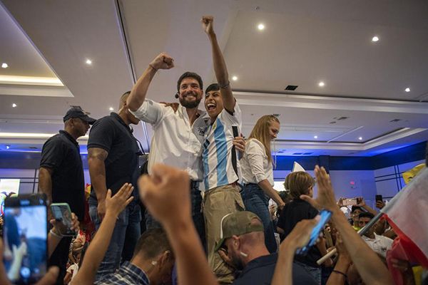 Candidato presidencial, Jan Topic, posa con seguidores durante el cierre de su campaña.
