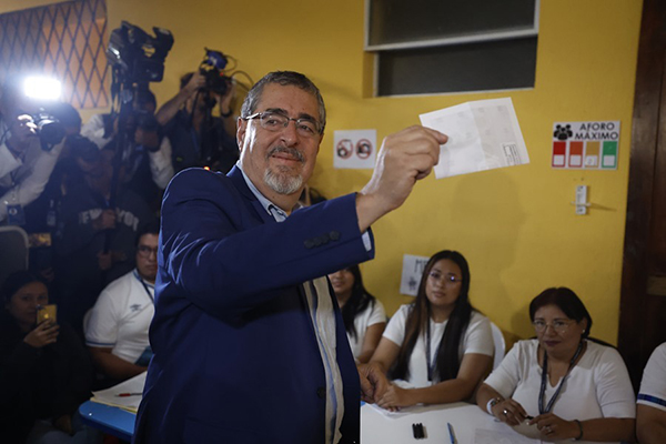 Arévalo de León, de 64 años, superó el domingo en la segunda vuelta electoral a la ex primera dama Sandra Torres Casanova, con 2,4 millones de votos a su favor.