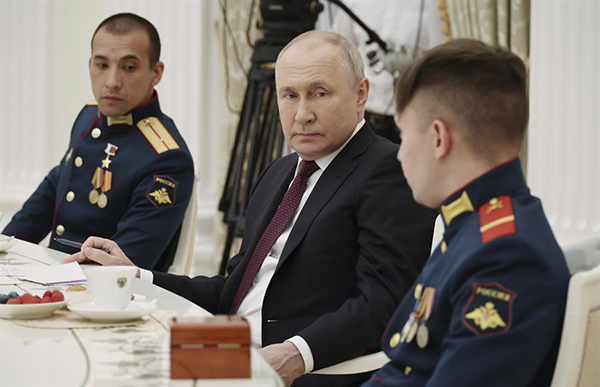 El presidente ruso, Vladimir Putin se reúne con el comandante de un pelotón de tanques, Rasim Baksikov.