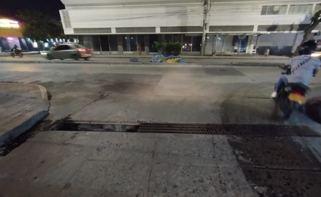 Rejilla del alcantarillado, carrera 6 con Av. Santa Rita