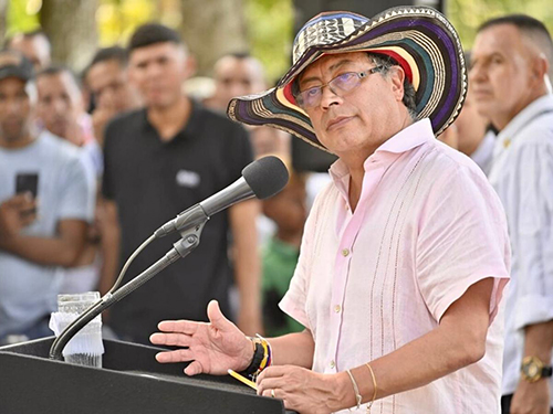 Petro, cuestionó a los legisladores que han dicho que el programa busca beneficiar a la delincuencia.