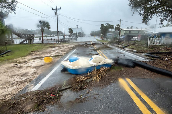 Una carretera está llena de escombros e inundada en la ciudad de Jena, después de que el huracán Idalia tocara tierra cerca de Keaton Beach, Florida.