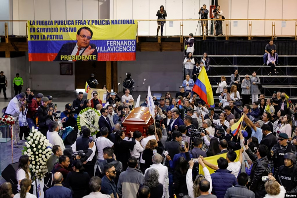En el sepelio han participado familiares, amigos, personas cercanas y políticos como el también candidato presidencial Xavier Hervás, en medio de estrictas medidas de seguridad.