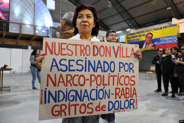 Un seguidor del candidato presidencial ecuatoriano asesinado Fernando Villavicencio participa en un acto organizado por el partido Movimiento Construye y amigos en el Centro de Exposiciones de Quito.