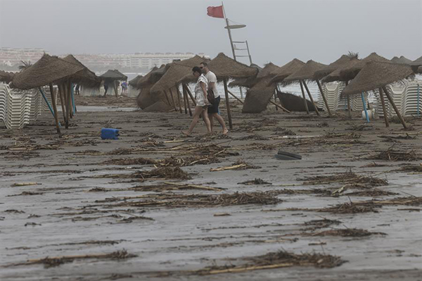 Vista general de la playa de la Malvarrosa afectada por las inclemencias meteorológicas derivadas de la depresión aislada en niveles alto.