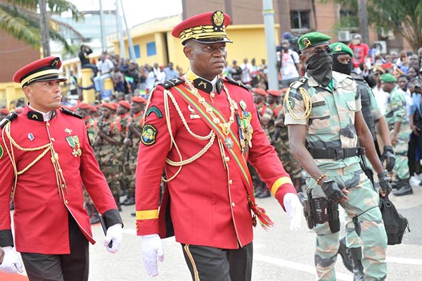 El líder de la junta militar de Gabón, el general Brice Oligui Nguema pasa revista a las tropas después de prestar juramento como presidente interino en Libreville, Gabón