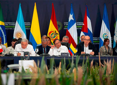 De izquierda a derecha en el primer plano: Andrés Manuel López Obrador, presidente de México; el presidente Gustavo Petro y el canciller de Colombia, Álvaro Leyva. Todos ellos presidiendo el cierre de la Conferencia Latinoamericana y del Caribe sobre Drogas, un evento citado por el jefe de Estado.