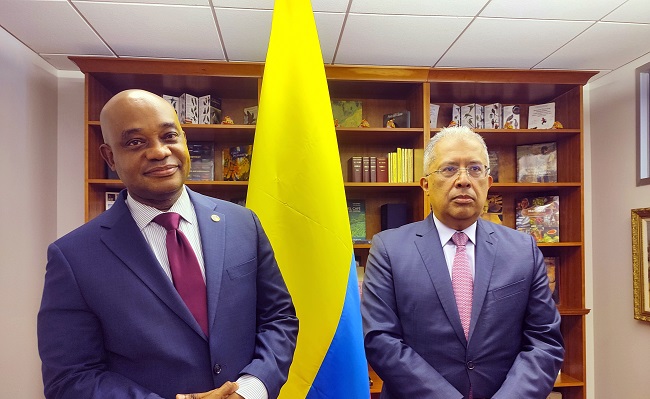  El viceministro de Relaciones Exteriores de Colombia, Francisco Coy (d), y el embajador en Estados Unidos, Luis Gilberto Murillo (i), posan durante una reunión celebrada hoy en la Embajada de Colombia en Washington (EE.UU.). EFE