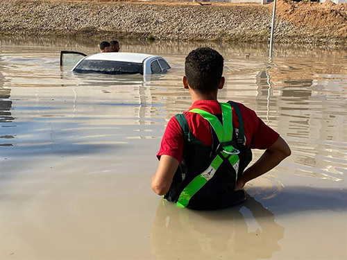 Los equipos de emergencia responden a las devastadoras inundaciones y que provocaron la muerte y lesiones a un gran número de personas.