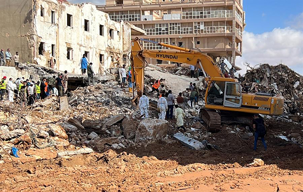 Los rescatistas trabajan en el lugar del derrumbe de un edificio en la ciudad portuaria de Derna, en el este de Libia.
