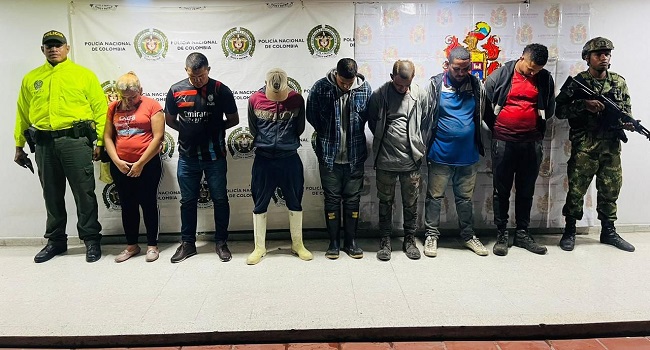 En la imagen se pueden ver los 36 tubos de hierro incautados, una pipeta de oxígeno y el vehículo utilizado por el grupo delincuencial.