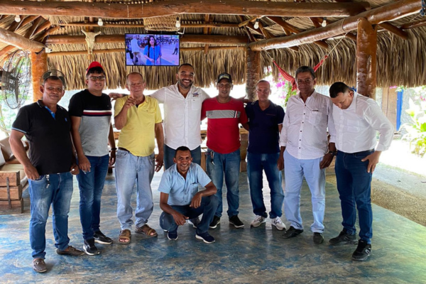 El candidato a la Alcaldía del municipio de San Zenón, Magdalena, José Méndez, acompañado de varios seguidores y del líder político del corregimiento de Janeiro, Blas Mozo.