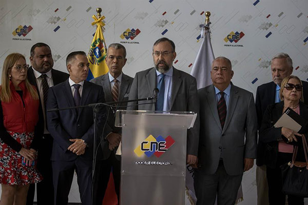 El presidente de la Comisión Nacional de Primarias, Jesús María Casal, participa en una rueda de prensa en Caracas.