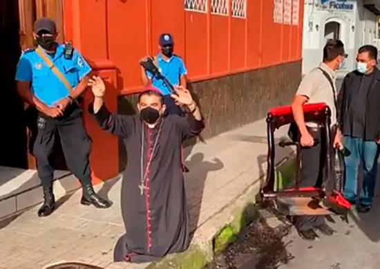La Policía de Nicaragua al servicio de la dictadura de Daniel Ortega arremetió en contra de Monseñor Rolando Álvarez y otros religiosos.