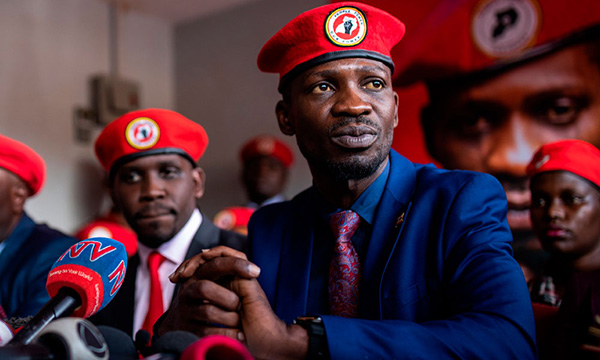 Robert Kyagulanyi, conocido como Bobi Wine líder de la oposición de Uganda.