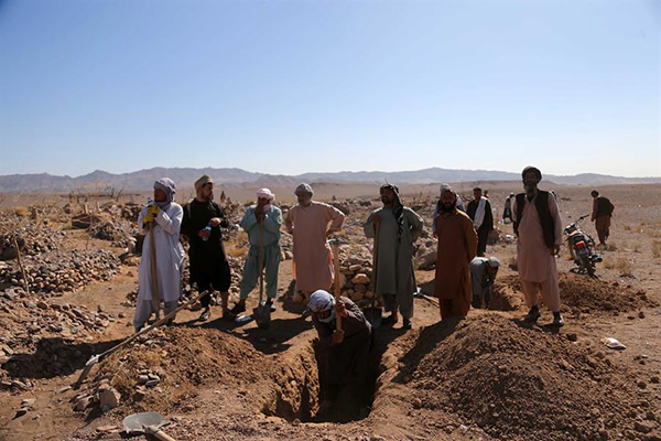 La gente cava tumbas para un entierro masivo de las víctimas de un terremoto en el distrito Zinda Jan de Herat, Afganistán, el 9 de octubre de 2023.