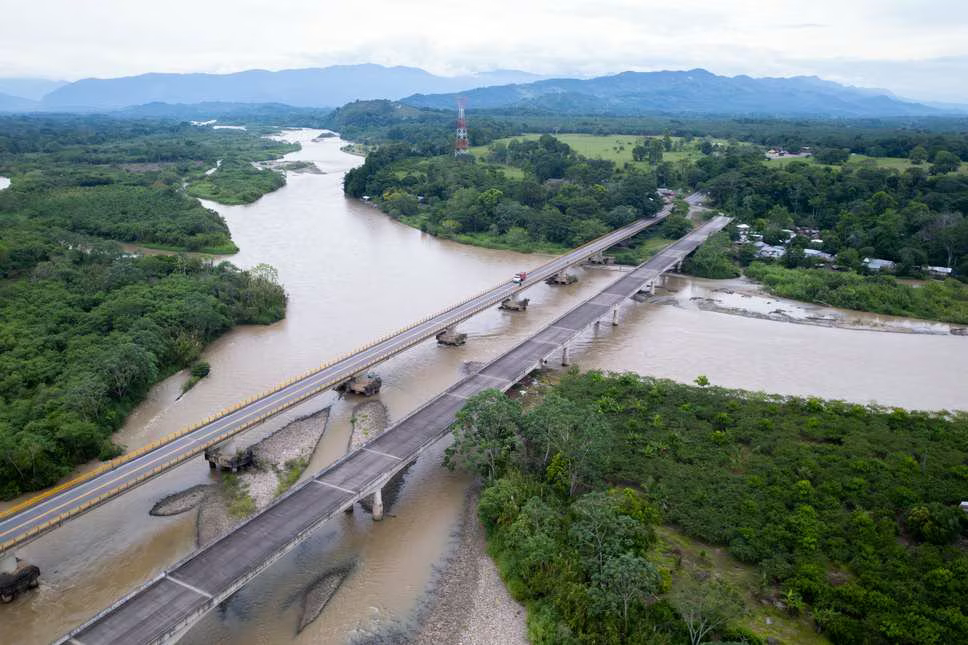 Concesión 01 de 2010, dispuesto para construir un tramo vial de 528 kilómetros de la Ruta del Sol, estuvo en cabeza de una concesión conformada mayoritariamente por la empresa brasileña Odebrecht.