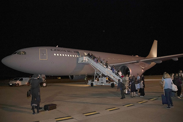 El avión militar del Ministerio de Defensa de España que ha trasladado desde Tel Aviv, Israel a 200 españoles y ciudadanos de la Unión Europea y de otros países, como Colombia, aterrizó en la madrugada de ayer miércoles (02.30 GMT) en la Base Aérea de Torrejón de Ardoz en la Comunidad de Madrid. (Foto EFE/ Ministerio de Defensa)