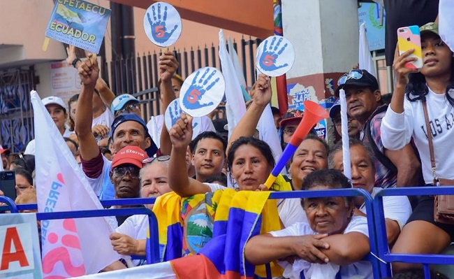Fotografía de cierre de campaña en Guayaquil, Ecuador. La correísta Luisa González y el joven empresario Daniel Noboa, los dos contendientes de la segunda vuelta de las elecciones presidenciales extraordinarias de Ecuador, cerraron el jueves con promesas de cambio una campaña electoral enfocada en las redes sociales y marcada por la peor crisis de violencia e inseguridad que atraviesa el país. (Foto EFE)