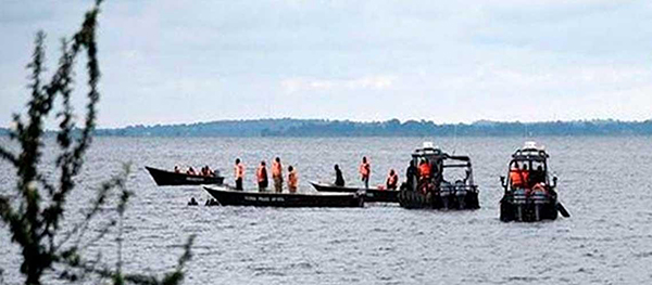 La embarcación de madera se hundió mientras maniobraba en el puerto fluvial de Bankita. Foto La Prensa de Lara