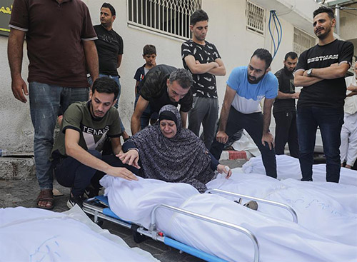 Palestinos lloran los cuerpos de sus seres queridos en el Hospital Ahli en la ciudad de Gaza.