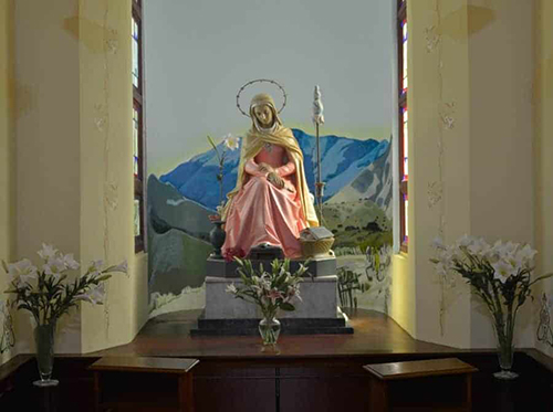 Esta obra representa a la Virgen María, la madre de Jesús, pero antes de recibir la anunciación del ángel.